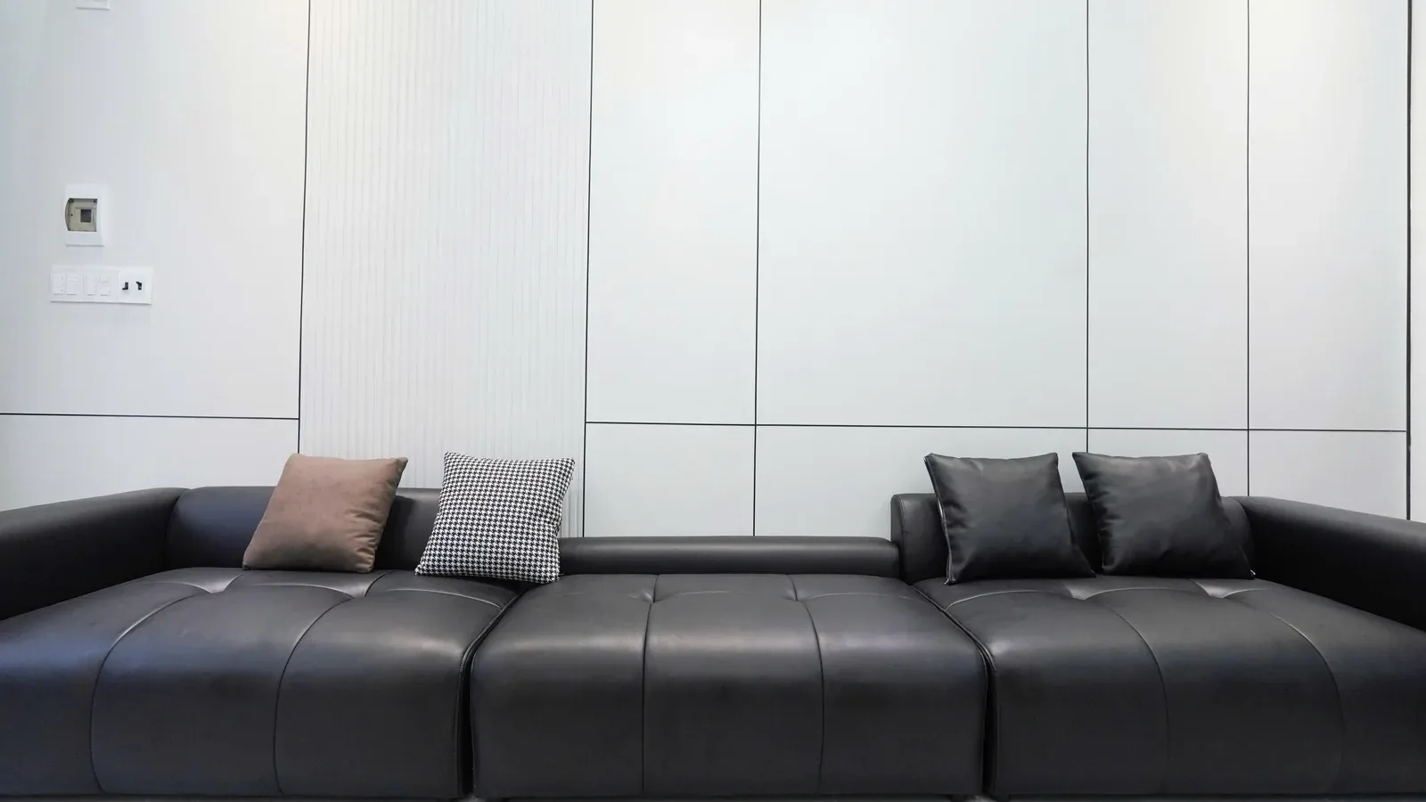 Phòng khách nhà phố Quy Nhơn với hệ ốp tường và sofa do WOTU thi công