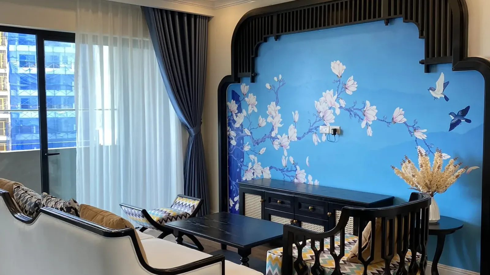 Sofa đặt trong phòng khách căn hộ tại Quy Nhơn, chất liệu bọc chọn theo khí hậu biển